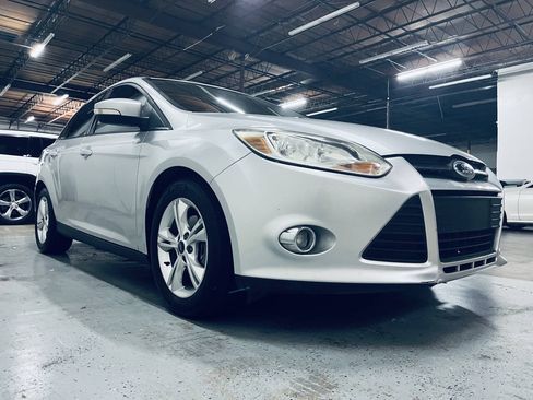 Used 2012 Ford Focus SE w/ SE Winter Pkg FWD image 5