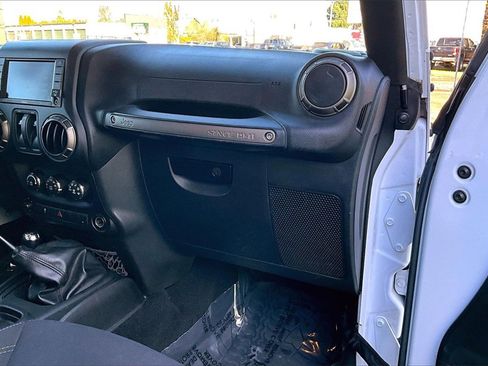 Used 2018 Jeep Wrangler Sport image 19