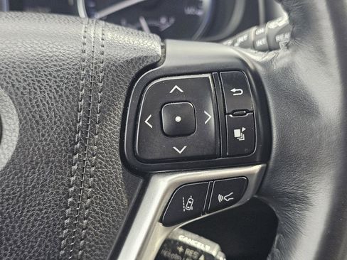 Used 2017 Toyota Highlander SE image 19