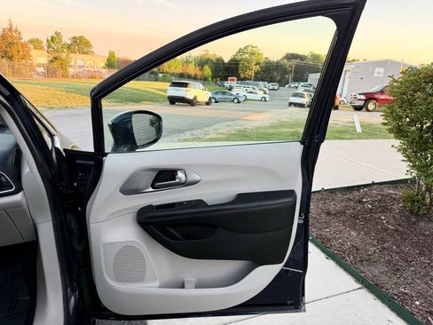 Used 2018 Chrysler Pacifica Touring Plus FWD image 27