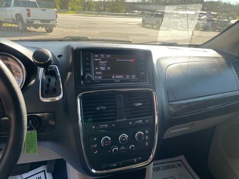 Used 2019 Dodge Grand Caravan SE w/ UConnect Hands-Free Group image 15