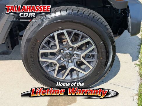 Used 2025 Jeep Wrangler Unlimited Sahara AWD/4WD image 11