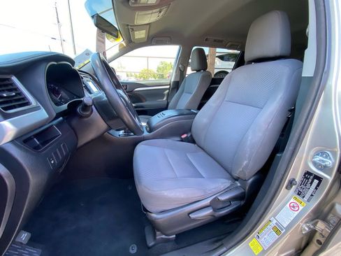 Used 2016 Toyota Highlander LE image 27