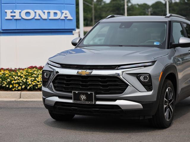 Used 2025 Chevrolet TrailBlazer LT AWD/4WD image 2
