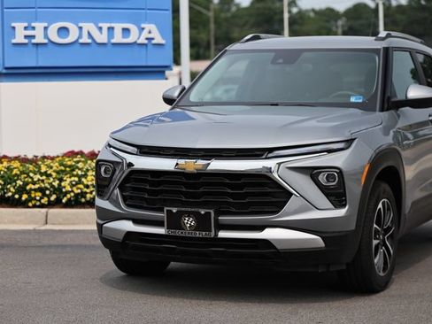 Used 2025 Chevrolet TrailBlazer LT AWD/4WD image 2