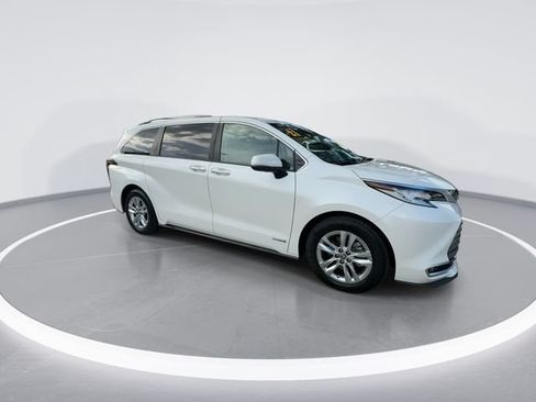 Used 2021 Toyota Sienna Limited FWD image 2