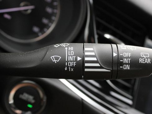 Used 2019 Buick Regal Essence w/ Driver Confidence Package I image 23