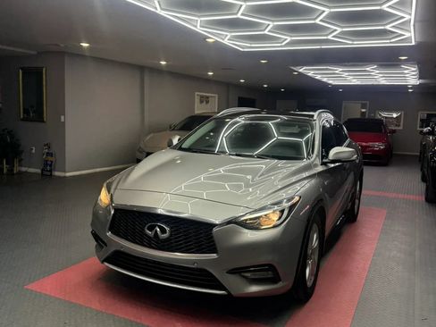 Used 2017 INFINITI QX30 Premium w/ Navigation Package FWD image 3