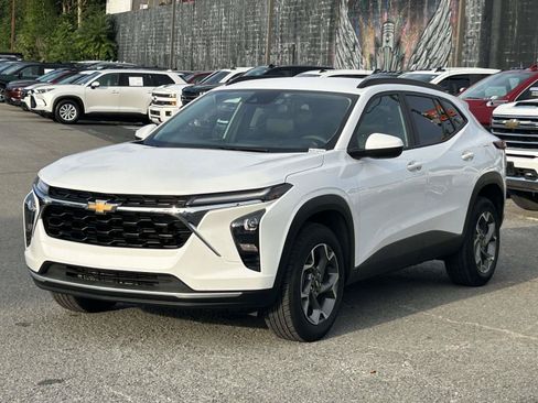 Used 2025 Chevrolet Trax LT FWD image 3