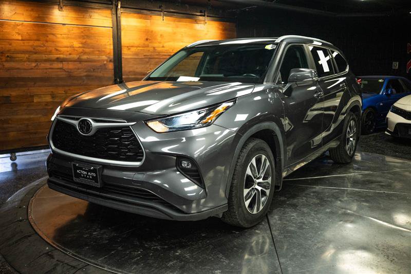 Used 2023 Toyota Highlander XLE FWD image 2
