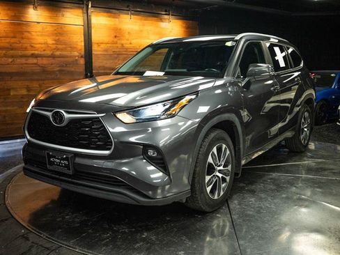 Used 2023 Toyota Highlander XLE FWD image 2