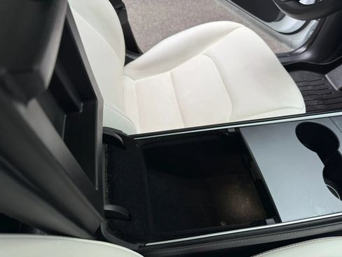 Used 2022 Tesla Model Y Long Range AWD/4WD image 32