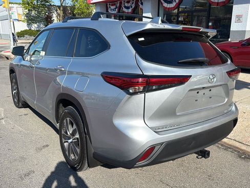 Used 2023 Toyota Highlander XLE image 4
