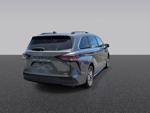 Used 2021 Toyota Sienna XLE w/ XLE Plus Package FWD image 8
