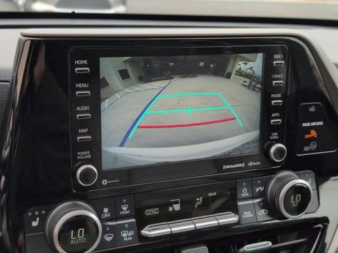Used 2020 Toyota Highlander XLE AWD/4WD image 23