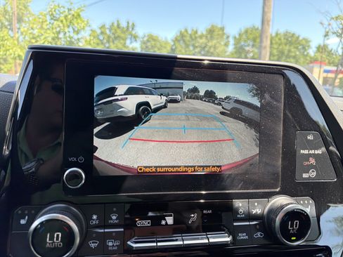 Used 2023 Toyota Highlander XLE AWD/4WD image 19