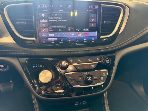 Used 2025 Chrysler Pacifica Limited FWD image 11
