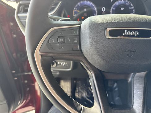 Used 2025 Jeep Grand Cherokee Limited AWD/4WD image 18