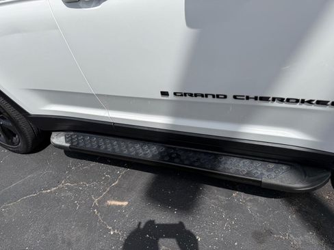 Used 2023 Jeep Grand Cherokee Altitude AWD/4WD image 5