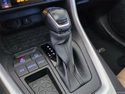 Used 2021 Toyota RAV4 XLE Premium image 33