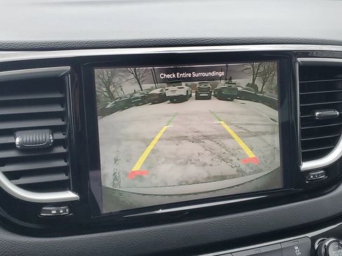 Used 2022 Chrysler Pacifica Touring-L image 22