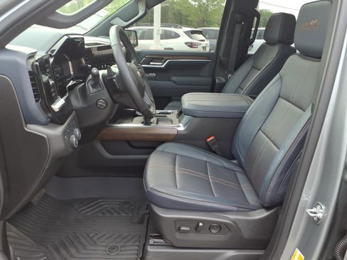 Used 2025 Chevrolet Silverado 1500 High Country w/ Z71 Off-Road Package AWD/4WD image 4
