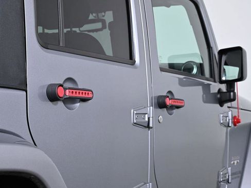 Used 2016 Jeep Wrangler Unlimited Sahara image 11