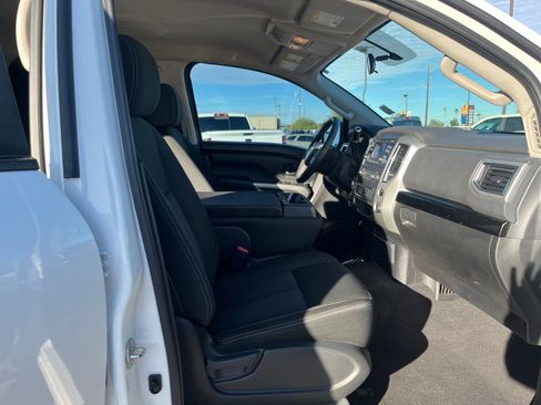 Used 2018 Nissan Titan SV image 19