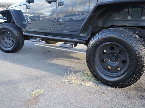 Used 2017 Jeep Wrangler Unlimited Rubicon w/ Connectivity Group image 6