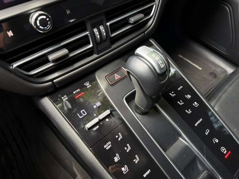 Certified 2024 Porsche Macan AWD/4WD image 15