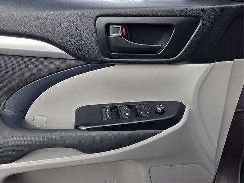 Used 2019 Toyota Highlander LE image 15