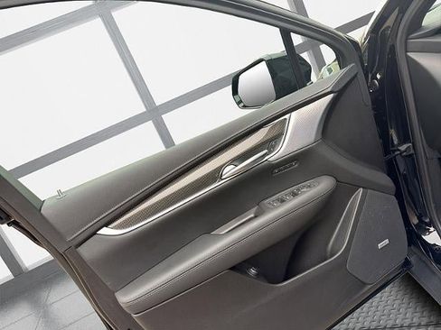 Used 2025 Cadillac XT5 Sportv w/ LPO, Onyx Lite Package AWD/4WD image 41