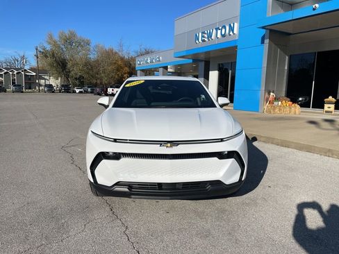 New 2026 Chevrolet Equinox EV LT image 2