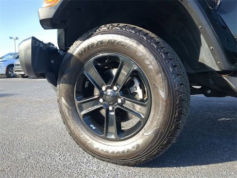 Used 2020 Jeep Wrangler Unlimited Sahara image 37