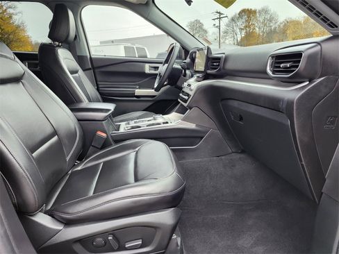 Certified 2022 Ford Explorer XLT w/ Equipment Group 202A image 11