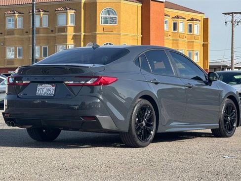 Used 2025 Toyota Camry SE image 4