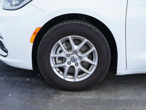 Used 2025 Chrysler Pacifica Select FWD image 6
