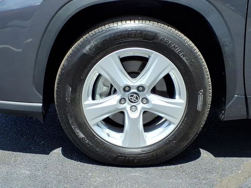 Used 2025 Toyota Highlander LE FWD image 9