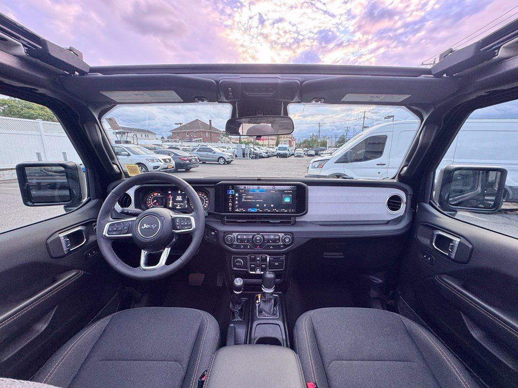 Used 2026 Jeep Wrangler Unlimited Sahara AWD/4WD image 27