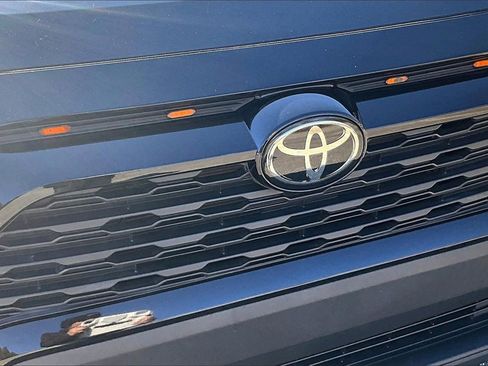 Used 2021 Toyota RAV4 LE image 29