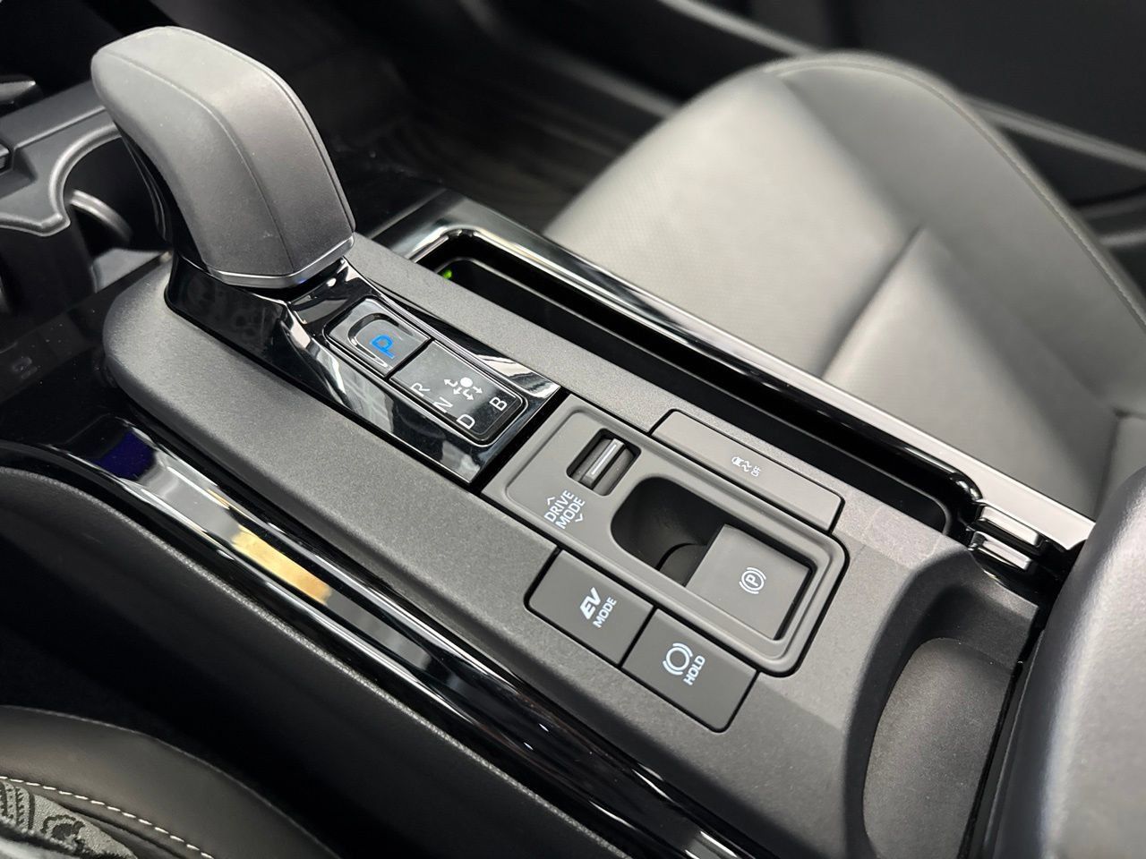 Used 2025 Toyota Prius XLE FWD image 28