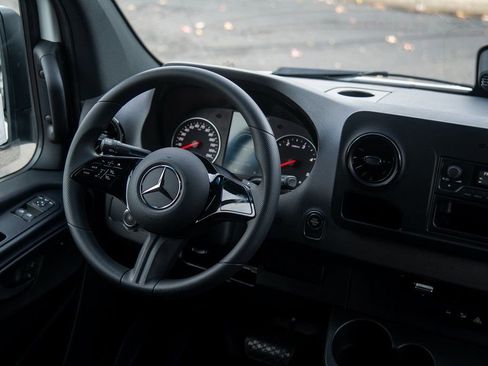 Used 2025 Mercedes-Benz Sprinter 2500 image 26