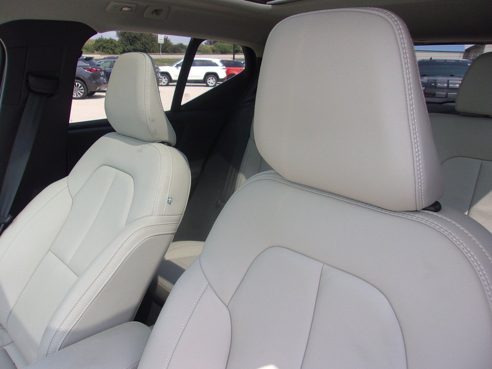 Used 2024 Volvo XC40 B5 Plus AWD/4WD image 10