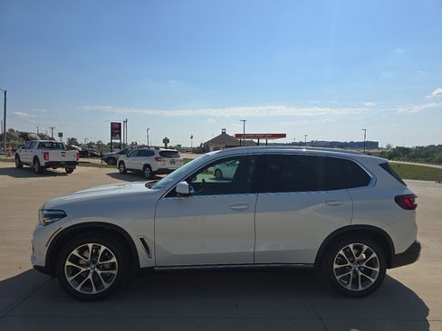 Used 2022 BMW X5 xDrive40i w/ Premium Package image 2