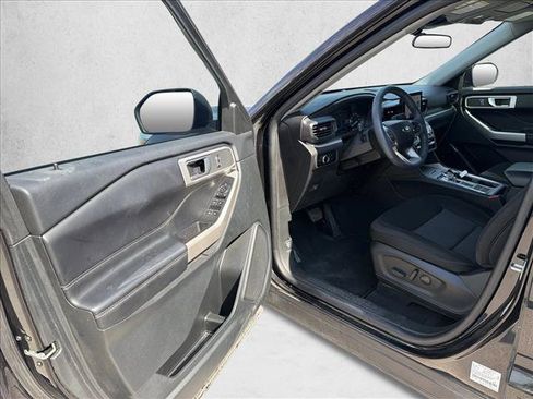 Used 2023 Ford Explorer XLT RWD image 9