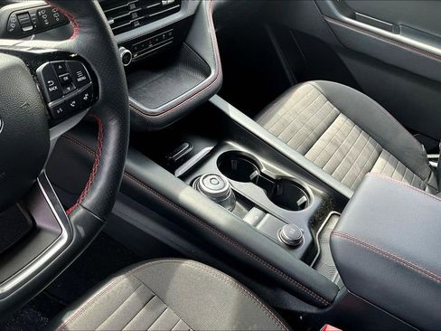 Used 2025 Ford Explorer ST-Line w/ ST-Line Street Pack image 11