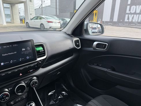 Used 2025 Hyundai Venue SEL FWD image 35