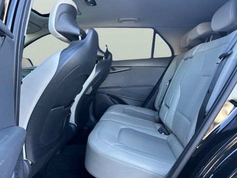 Used 2023 Kia Niro EX Touring image 5