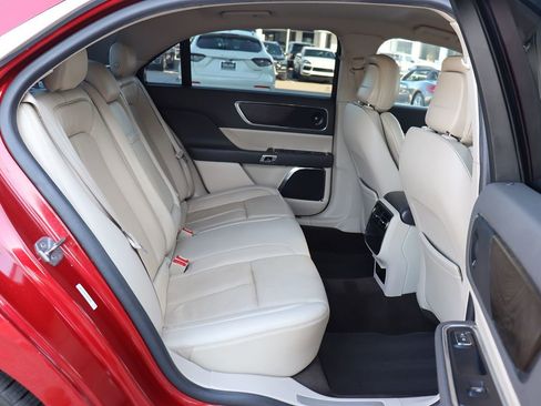 Used 2020 Lincoln Continental w/ Premium Package image 37