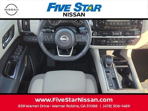 Used 2024 Nissan Pathfinder SL FWD image 7